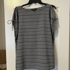 ELLEN Tracy EUC black and white cold shoulder blouse size L
